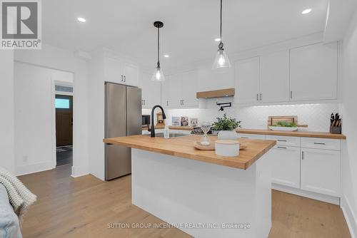 254 Cook Street, Barrie, ON - Indoor Photo Showing Kitchen With Upgraded Kitchen