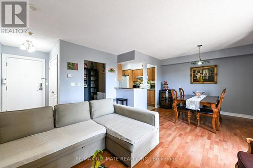 403 - 2088 Lawrence Avenue, Toronto, ON - Indoor Photo Showing Living Room