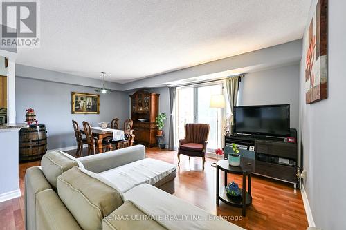 403 - 2088 Lawrence Avenue, Toronto, ON - Indoor Photo Showing Living Room