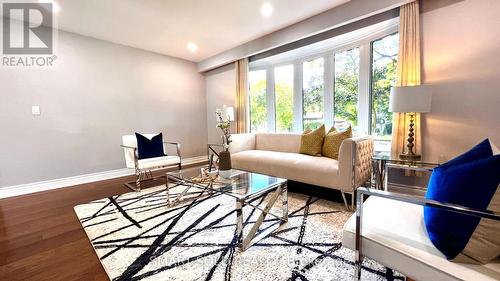 513 Bohemia Crescent, Oakville, ON - Indoor Photo Showing Living Room