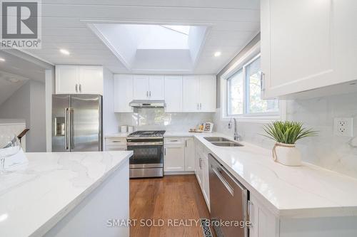 513 Bohemia Crescent, Oakville, ON - Indoor Photo Showing Kitchen With Double Sink