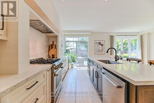 2498 Longridge Crescent, Oakville, ON - Indoor Photo Showing Kitchen With Upgraded Kitchen