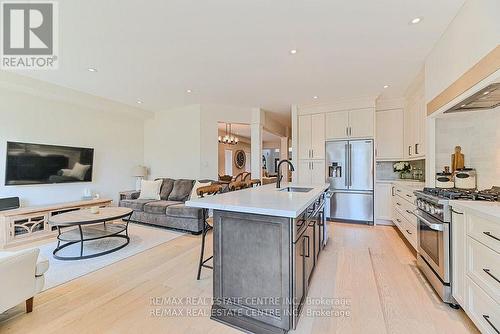 2498 Longridge Crescent, Oakville, ON - Indoor Photo Showing Kitchen With Upgraded Kitchen