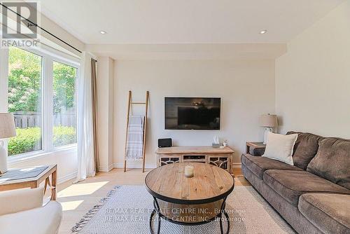 2498 Longridge Crescent, Oakville, ON - Indoor Photo Showing Living Room