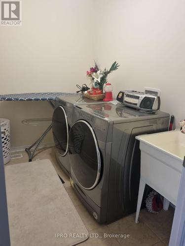 255 Bedrock Drive, Hamilton, ON - Indoor Photo Showing Laundry Room