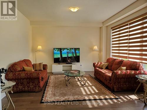 255 Bedrock Drive, Hamilton, ON - Indoor Photo Showing Living Room