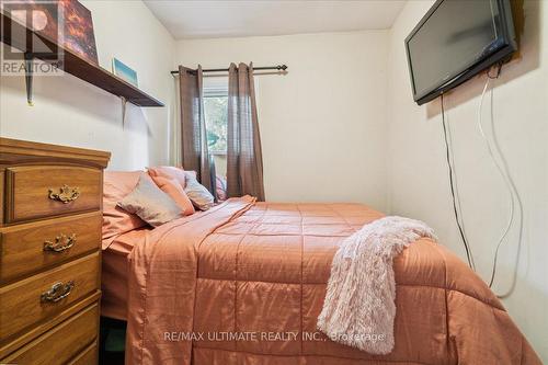 21 Severn Street, Hamilton, ON - Indoor Photo Showing Bedroom