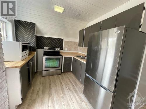 Upper unit kithen - 295 Bell Street S, Ottawa, ON - Indoor Photo Showing Kitchen With Double Sink