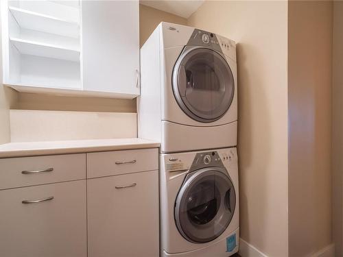 405-1033 Belmont Ave, Victoria, BC - Indoor Photo Showing Laundry Room