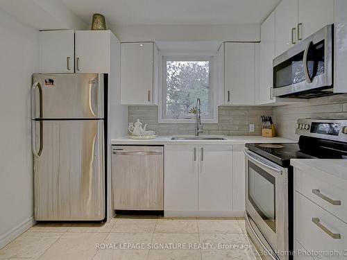 256 Zelda Cres, Richmond Hill, ON - Indoor Photo Showing Kitchen