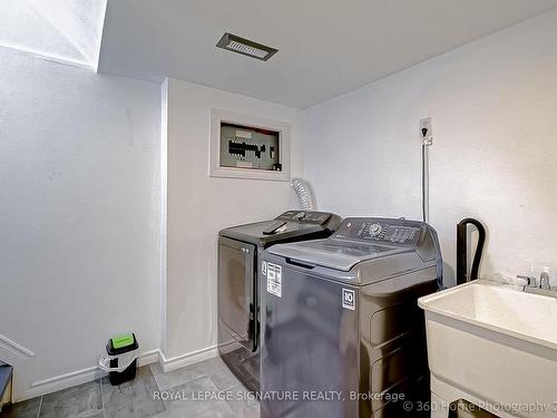 256 Zelda Cres, Richmond Hill, ON - Indoor Photo Showing Laundry Room