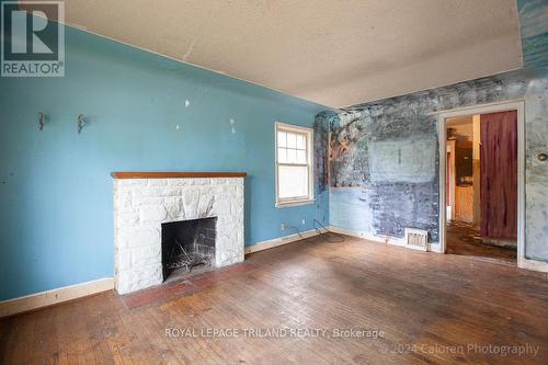 39 Fairview Avenue, London, ON - Indoor Photo Showing Living Room With Fireplace