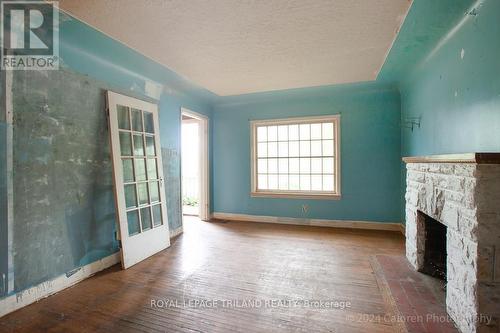 39 Fairview Avenue, London, ON - Indoor Photo Showing Other Room With Fireplace