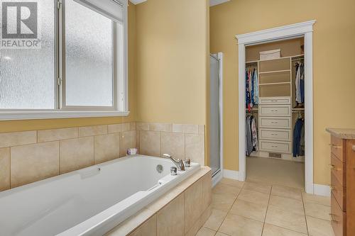 1077 Peak Point Drive, West Kelowna, BC - Indoor Photo Showing Bathroom