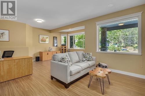 1077 Peak Point Drive, West Kelowna, BC - Indoor Photo Showing Living Room