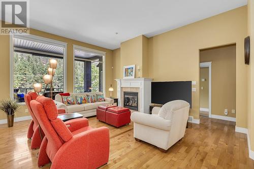 1077 Peak Point Drive, West Kelowna, BC - Indoor Photo Showing Living Room With Fireplace