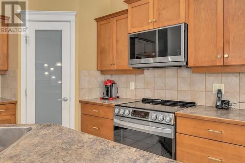 1077 Peak Point Drive, West Kelowna, BC - Indoor Photo Showing Kitchen