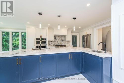 833 Lockwood Circle, Newmarket, ON - Indoor Photo Showing Kitchen With Upgraded Kitchen