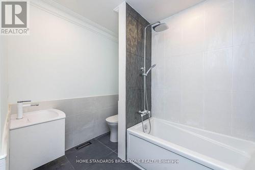 833 Lockwood Circle, Newmarket, ON - Indoor Photo Showing Bathroom