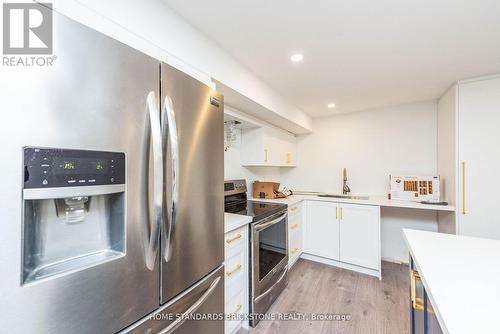 833 Lockwood Circle, Newmarket, ON - Indoor Photo Showing Kitchen