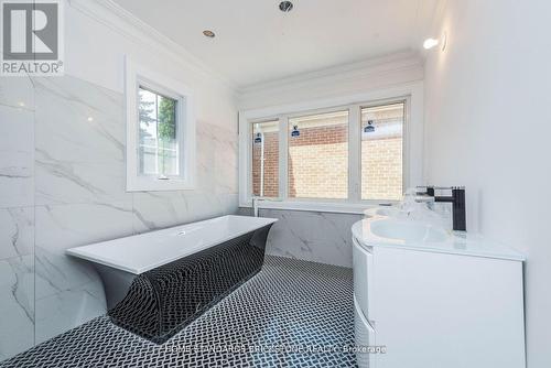 833 Lockwood Circle, Newmarket, ON - Indoor Photo Showing Bathroom