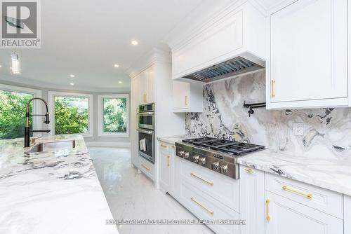 833 Lockwood Circle, Newmarket, ON - Indoor Photo Showing Kitchen With Upgraded Kitchen