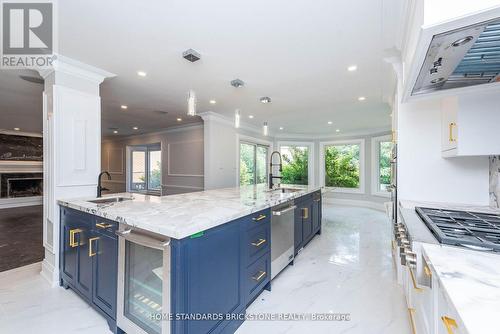 833 Lockwood Circle, Newmarket, ON - Indoor Photo Showing Kitchen With Upgraded Kitchen