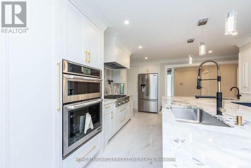 833 Lockwood Circle, Newmarket, ON - Indoor Photo Showing Kitchen With Upgraded Kitchen