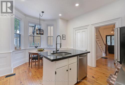 40 Centre Street, New Tecumseth, ON - Indoor Photo Showing Kitchen With Upgraded Kitchen