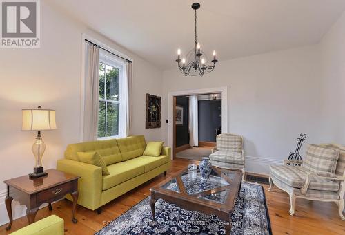 40 Centre Street, New Tecumseth, ON - Indoor Photo Showing Living Room