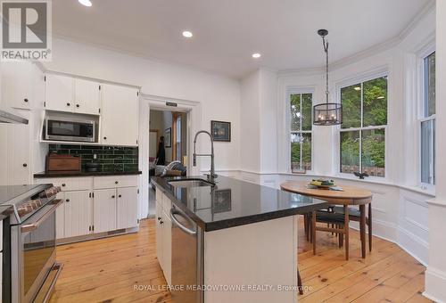 40 Centre Street, New Tecumseth, ON - Indoor Photo Showing Kitchen