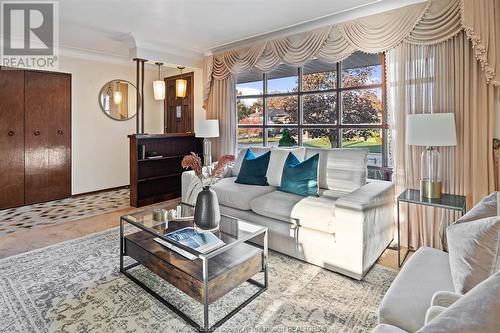 1075 Frank Avenue, Windsor, ON - Indoor Photo Showing Living Room