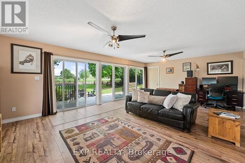 255 Victoria Road, Georgina, ON - Indoor Photo Showing Living Room