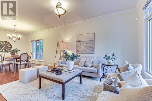 306 Okanagan Way, London, ON - Indoor Photo Showing Living Room