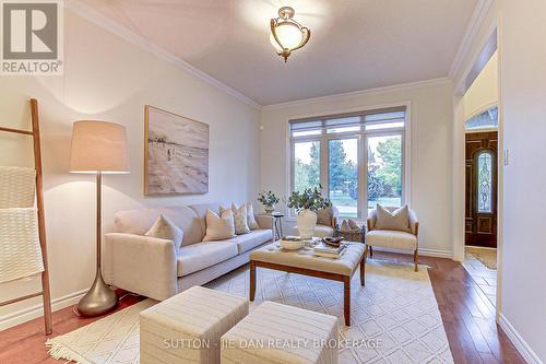 306 Okanagan Way, London, ON - Indoor Photo Showing Living Room