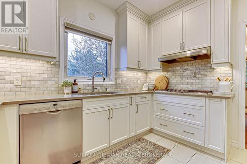 306 Okanagan Way, London, ON - Indoor Photo Showing Kitchen With Double Sink With Upgraded Kitchen