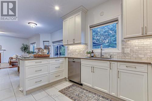 306 Okanagan Way, London, ON - Indoor Photo Showing Kitchen