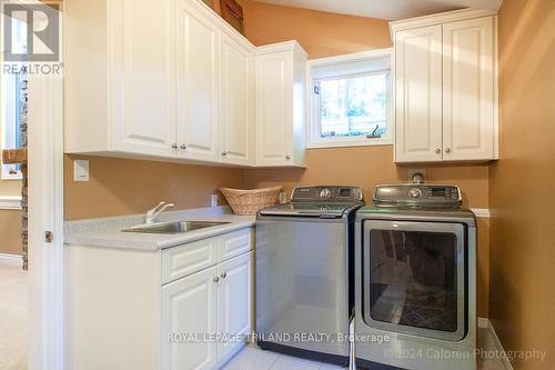 35 Ski Valley Crescent, London, ON - Indoor Photo Showing Laundry Room