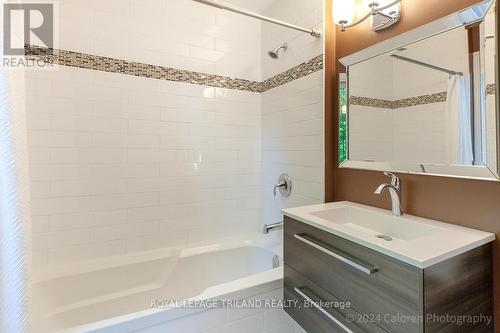 35 Ski Valley Crescent, London, ON - Indoor Photo Showing Bathroom