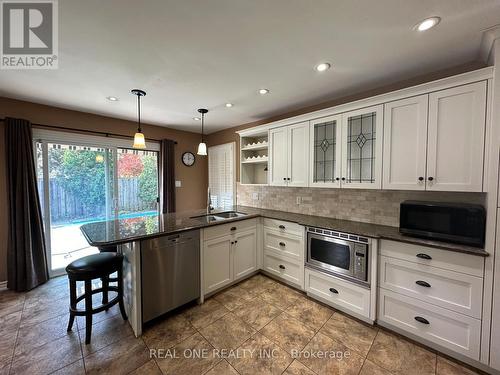 3944 Glamis Court, Mississauga, ON - Indoor Photo Showing Kitchen With Double Sink