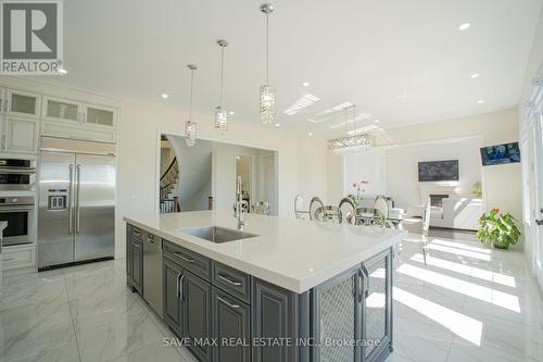 18 Autumn Olive Way, Brampton, ON - Indoor Photo Showing Kitchen With Upgraded Kitchen