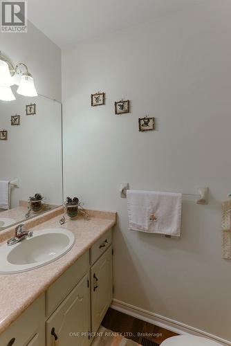 208 Josselyn Place, London, ON - Indoor Photo Showing Bathroom