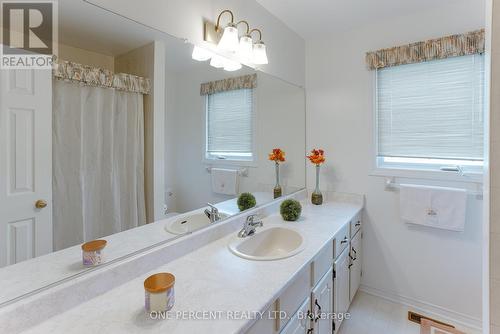 208 Josselyn Place, London, ON - Indoor Photo Showing Bathroom