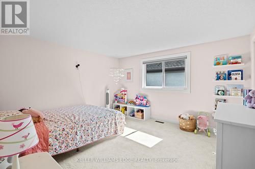 379 Devonshire Terrace, Hamilton, ON - Indoor Photo Showing Bedroom