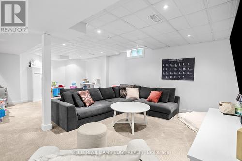 379 Devonshire Terrace, Hamilton, ON - Indoor Photo Showing Living Room