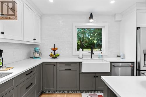 379 Devonshire Terrace, Hamilton, ON - Indoor Photo Showing Kitchen With Upgraded Kitchen