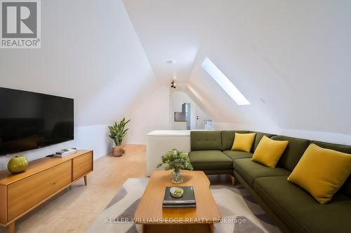 187 Fern Avenue, Toronto, ON - Indoor Photo Showing Living Room