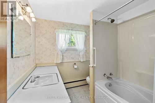 1352 Centre Road, Hamilton, ON - Indoor Photo Showing Bathroom