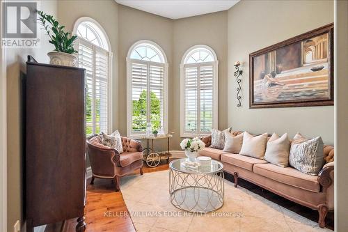 9893 Dickenson Road W, Hamilton, ON - Indoor Photo Showing Living Room