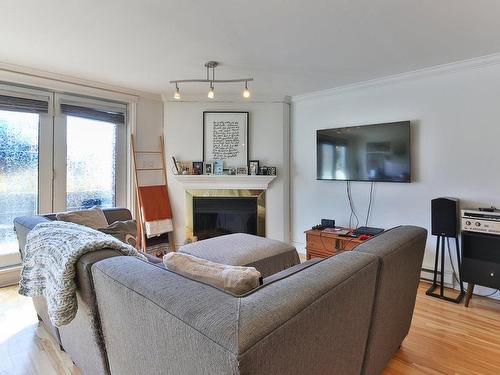 Salon - 1-4245 Boul. Rosemont, Montréal (Rosemont/La Petite-Patrie), QC - Indoor Photo Showing Living Room With Fireplace